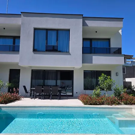 Felicity, Private Pool With Heating And Salt Water 빌라