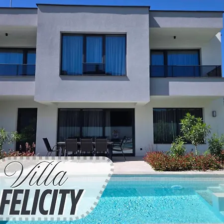 Felicity, Private Pool With Heating And Salt Water 빌라