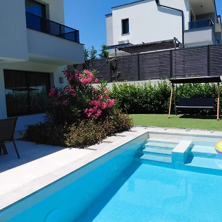 Villa Felicity, Private Pool With Heating And Salt Water