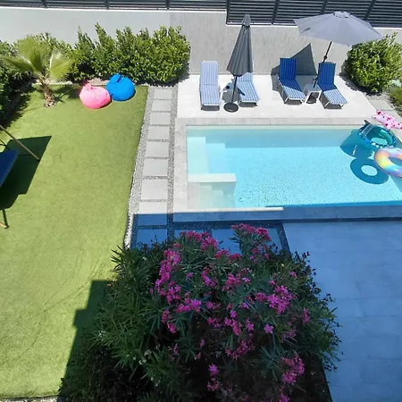 Villa Felicity, Private Pool With Heating And Salt Water